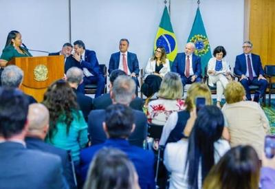 Lula assina projeto de lei do novo piso salarial da enfermagem