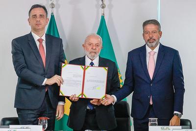 Lula assina decreto para acelerar repasses emergenciais ao Rio Grande do Sul