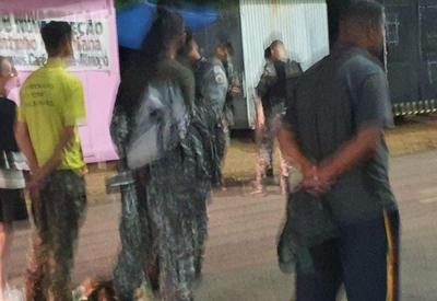 Manifestantes com facas, radiocomunicadores e estilingues são detidos
