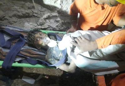 Após 4 dias, menino surdo e mudo é resgatado de poço na Índia 