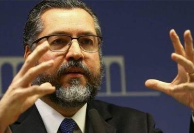 Brasil vai trabalhar pela "redemocratização" da Venezuela, diz chanceler