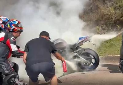 Vídeo: moto do ex-jogador Cafu pega fogo em rodovia de São Paulo