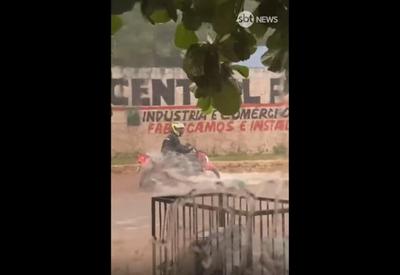Motociclista é arrastado por enxurrada e desaparece em Goiânia