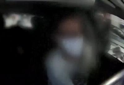 Vídeo: Motorista de app reage a assalto e derruba bandidos de moto