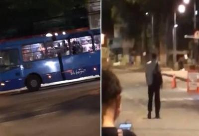 Motorista abandona ônibus e passageiros em Minas Gerais; assista