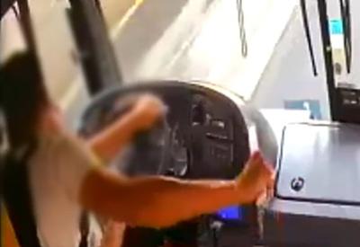 Motorista de ônibus é feito refém por homem armado com faca
