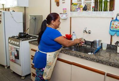 Mulheres dedicam quase 10 horas semanais a mais do que homens em tarefas domésticas
