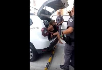 Mulher chama policial de "macaco maldito" após ser presa na Grande SP