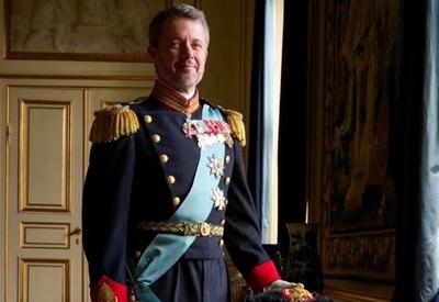 Frederik X é proclamado o novo rei da Dinamarca depois que mãe abdicou