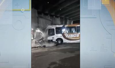 Ônibus desgovernado arrasta carros, bate em muro e deixa feridos no Rio 