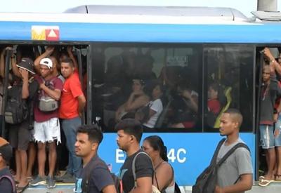 Passageiros de ônibus sofrem com altas temperaturas no Rio de Janeiro