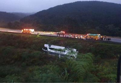 Ônibus com 54 pessoas a bordo capota e mata 1 no Paraná