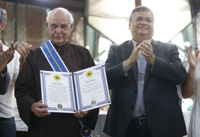 Padre Julio Lancellotti recebe condecoração de Lula