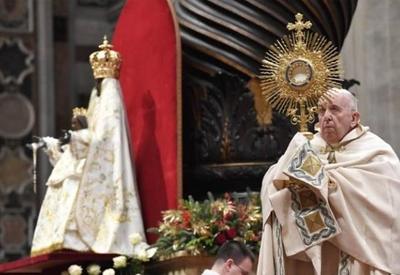 Com dores nas pernas e coluna, Papa não vai celebrar missas do ano novo