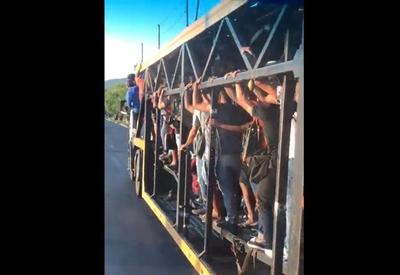 Vídeo: sem ônibus e BRTs, cariocas se arriscam em caminhão cegonha para voltar para casa