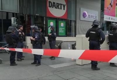 Mulher com trajes muçulmanos é baleada por policiais no metrô de Paris