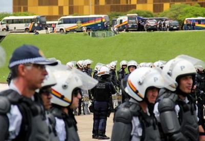 Estatuto proíbe, mas brasileiros aprovam policiais em atos políticos