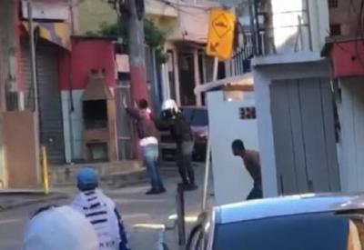 Vídeo mostra PM matando jovem que estava rendido em São Paulo