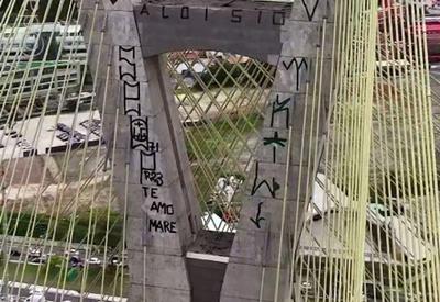 Ponte Estaiada, cartão-postal de São Paulo, está pichada há um mês