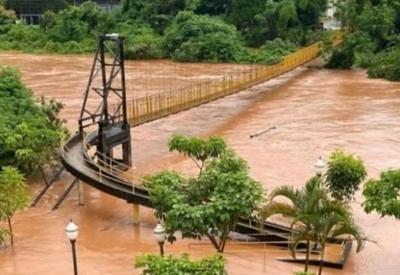 Rio Piracicaba transborda e rompe ponte pênsil em Nova Era (MG)