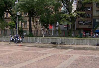 Praça da Sé, marco zero de São Paulo, é cercada por grades