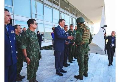 Bolsonaro acompanha treinamento de militares em Formosa