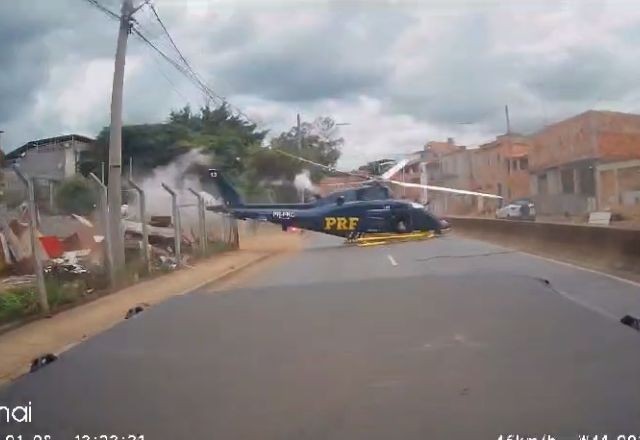 Vídeo: helicóptero da PRF faz pouso forçado e quase atinge veículo em BH