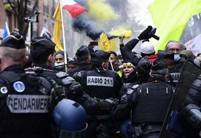 Manifestantes ocupam ruas de Paris e entram em confronto com policiais