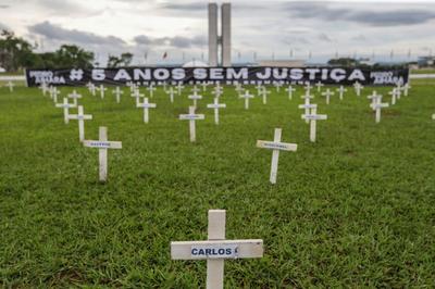 Esplanada dos Ministérios amanhece com 272 cruzes para lembrar as vítimas de Brumadinho