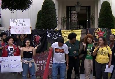 Vini Jr: ato contra o racismo reúne mais de 200 pessoas no consulado da Espanha