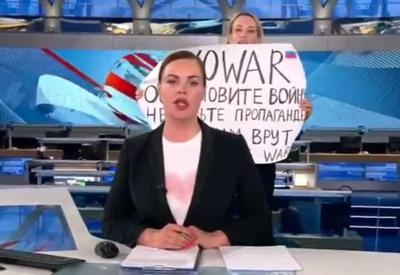 Funcionária protesta ao vivo contra guerra em TV estatal russa