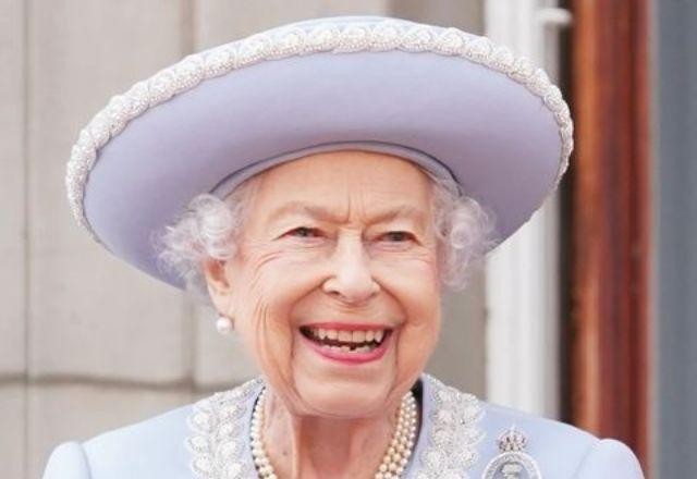Rainha Elizabeth II usava celular da Samsung com dois contatos