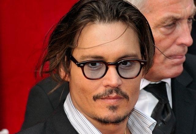 Johnny Depp depõe em julgamento e diz nunca ter agredido Amber Heard
