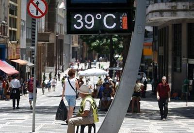 SBT News na TV: Brasil tem novos recordes de temperatura alta; 4ª feira deve ser ainda mais quente