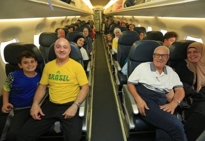 Avião com brasileiros resgatados em Gaza pousa em Recife