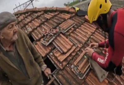 Vídeo registra resgate de idoso no telhado de casa em Canoas (RS)