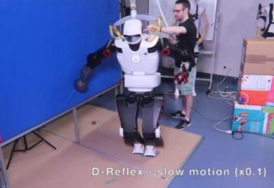 Para se equilibrar, robô aprende a usar parede como apoio