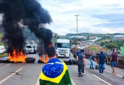 Motorista tenta furar o bloqueio e tem carro incendiado no Mato Grosso do Sul
