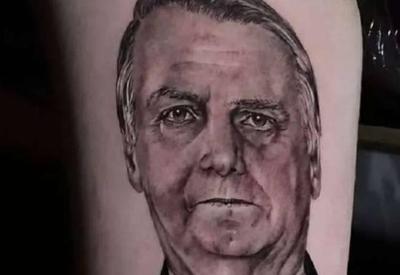 Renan Bolsonaro mostra nas redes sociais tatuagem do rosto do pai no braço