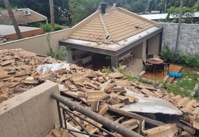 Explosão destrói telhado de casa em condomínio no interior de SP