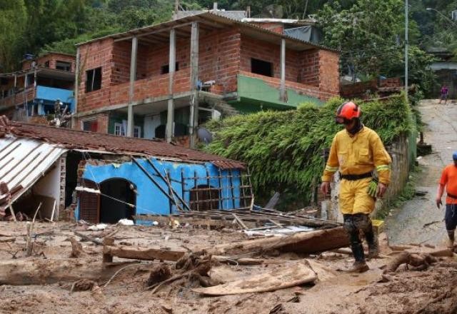 Sirenes e aulas em escolas: governo de SP anuncia medidas contra tempestades