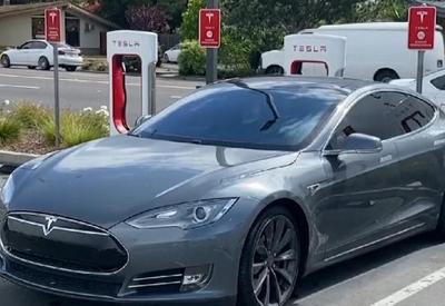 Tesla anuncia recall de dois milhões de veículos por falhas no piloto automático