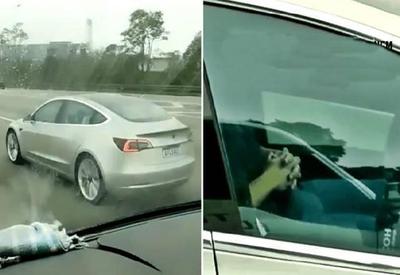 Motorista é flagrado dormindo em carro Tesla com piloto automático em SP