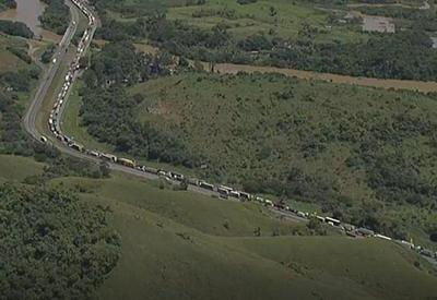 Interdição na Via Dutra provoca congestionamento de 25 km no Rio
