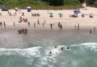 Vídeo: quatro turistas são resgatados em praia de Ubatuba, no litoral de São Paulo