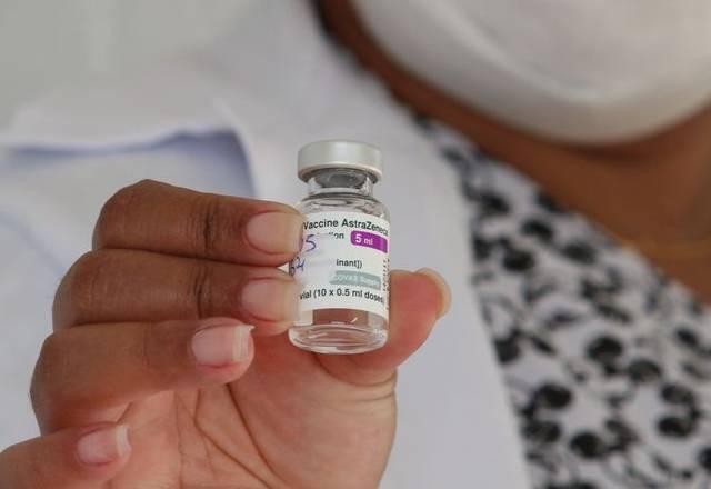 Meia dose de vacina funciona como reforço? Conheça os estudos no Brasil