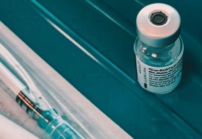 Três doses da vacina funcionam contra ômicron, dizem Pfizer e BioNTech