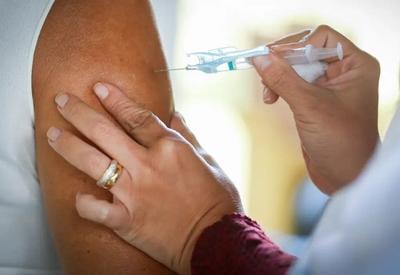 Covid: após 3 anos da primeira imunizada no Brasil, cobertura vacinal é desafio