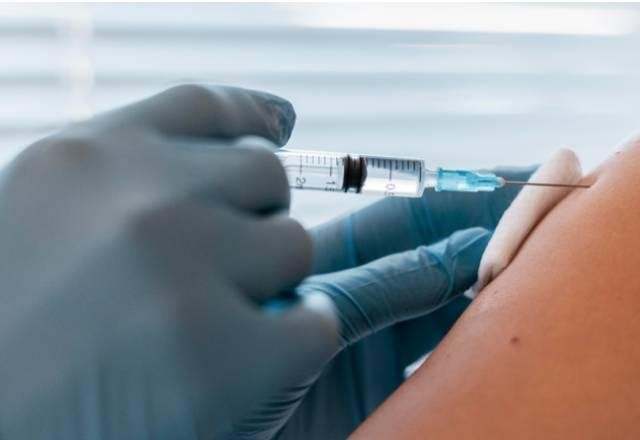 58% dos brasileiros acreditam na eficácia das vacinas, revela pesquisa