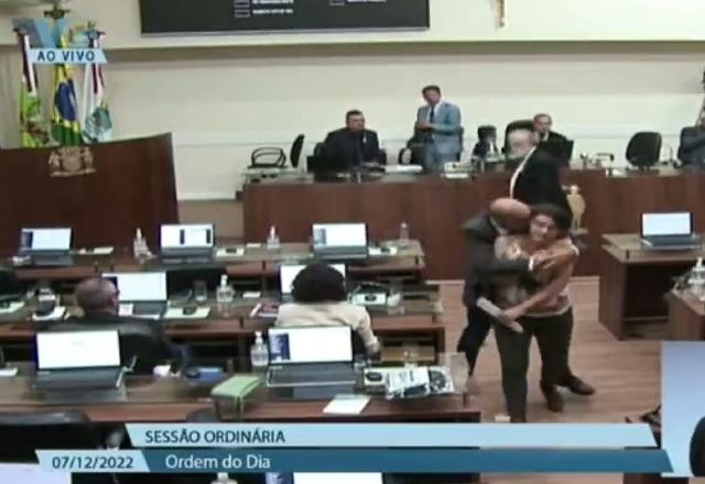 Vereadora é agarrada a força durante sessão na Câmara de Florianópolis